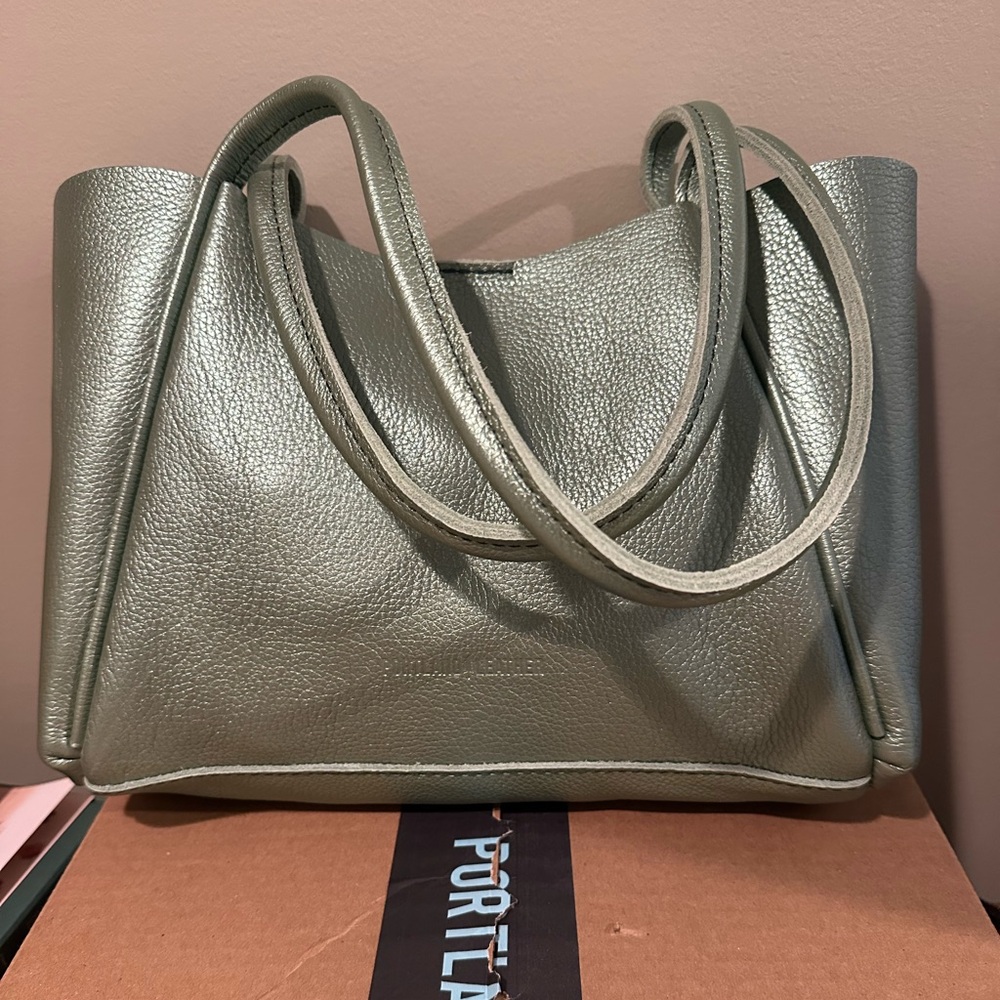 Portland Leather Medium Verona in Beetle